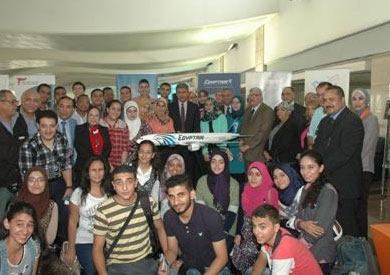 قيادات الطيران تستقبل أوائل الجمهورية في الثانوية العامة بمطار القاهرة